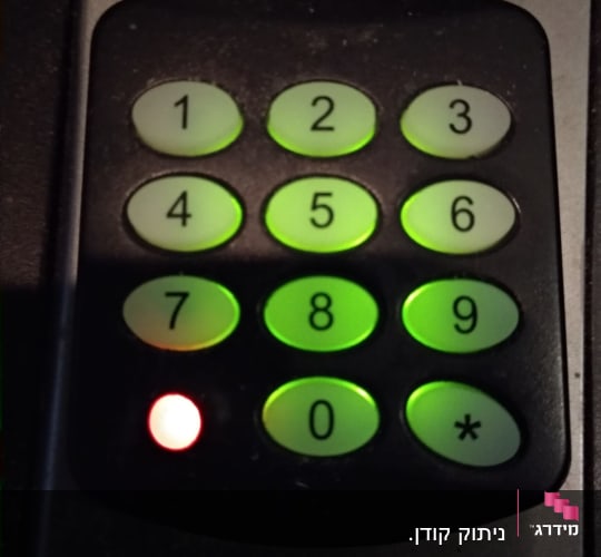 לוח מקשים עם תאורה ירוקה ונורית אדומה